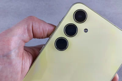 Comparando a durabilidade de celulares intermediários e tops de linha